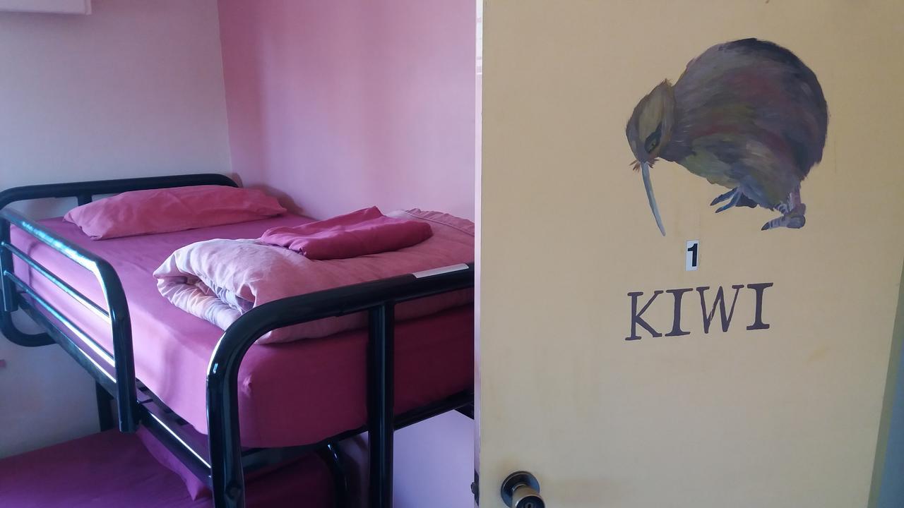 Annies Nirvana Lodge Backpackers Takaka Esterno foto