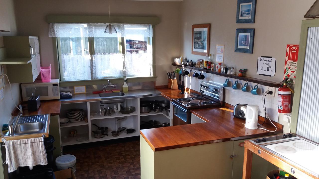 Annies Nirvana Lodge Backpackers Takaka Esterno foto
