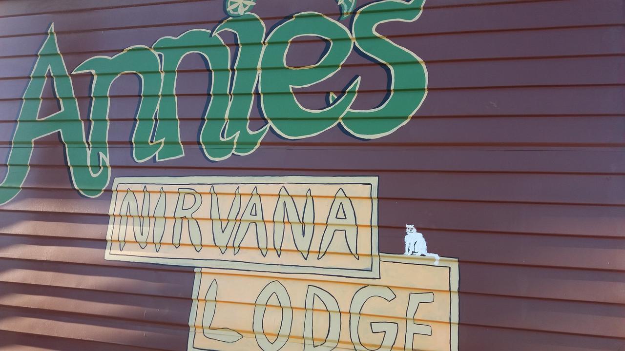 Annies Nirvana Lodge Backpackers Takaka Esterno foto