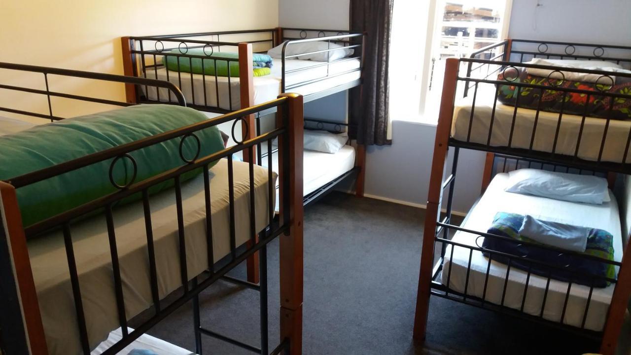 Annies Nirvana Lodge Backpackers Takaka Esterno foto